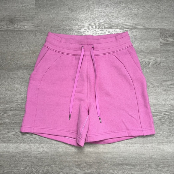 NWOT LULULEMON SCUBA SHORTS - Picture 1 of 4